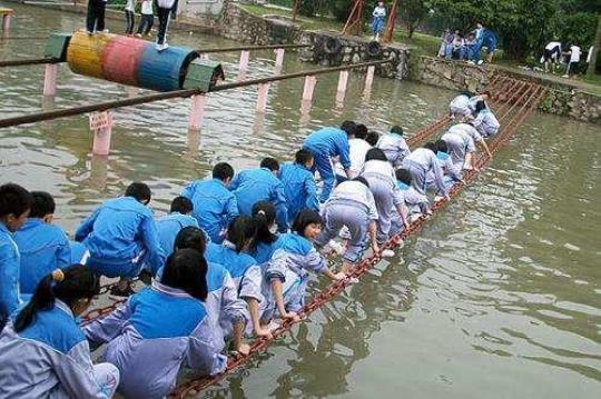 水上拓展项目建桥过河