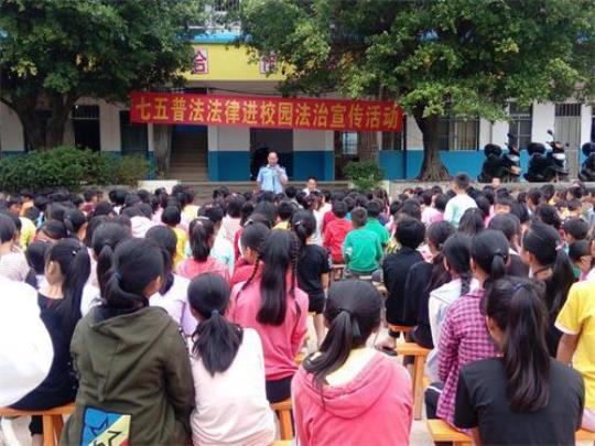 法律校园活动总结1000字 小学法律进校园活动简报
