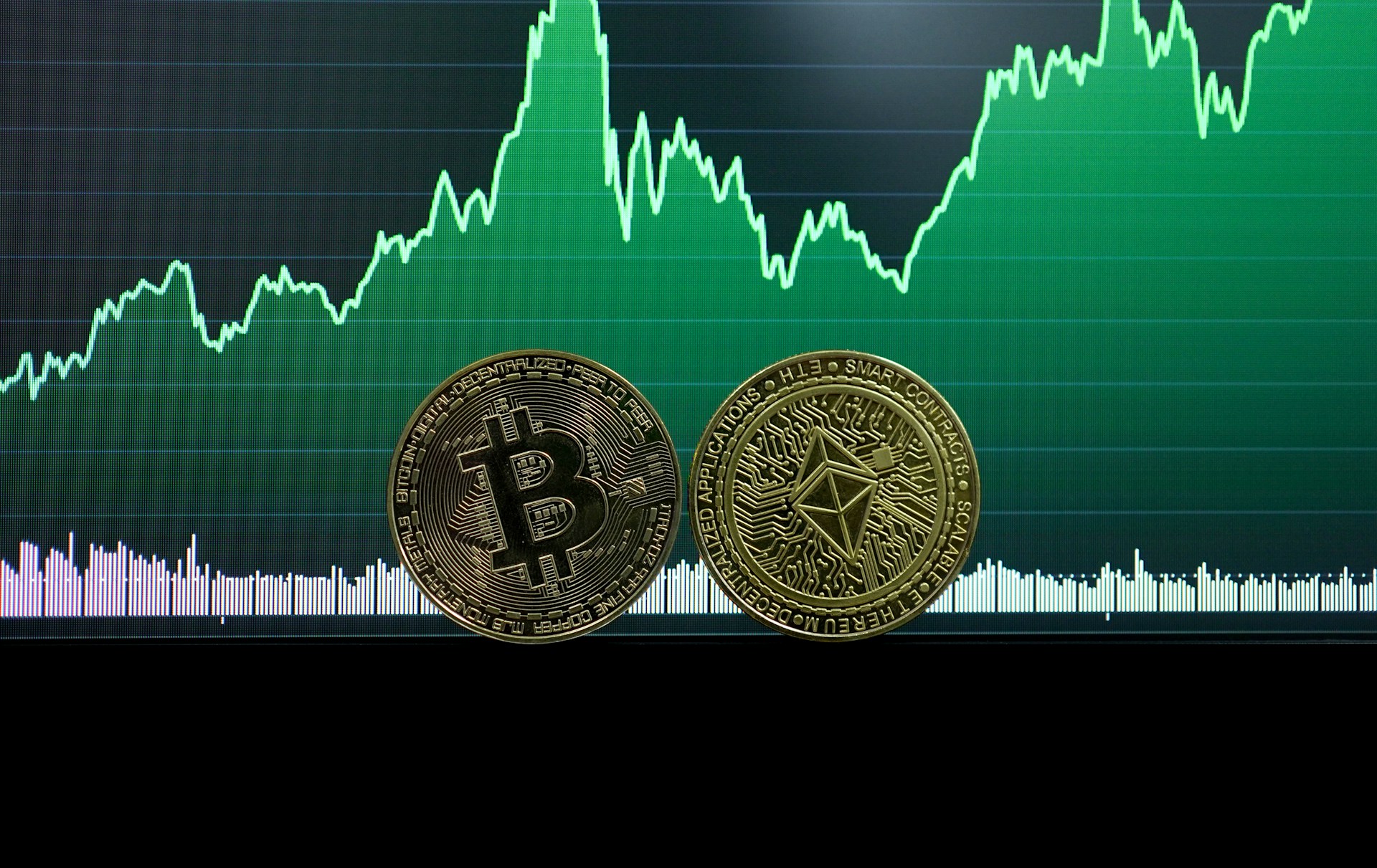 The Flippening? 以太坊ETF本月吸金40亿美元，比特币产品遇冷